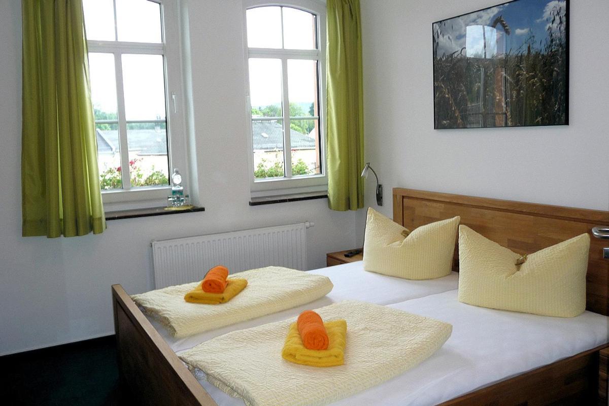 Pension Und Ferienwohnung Am Teich Schleiz Exterior photo